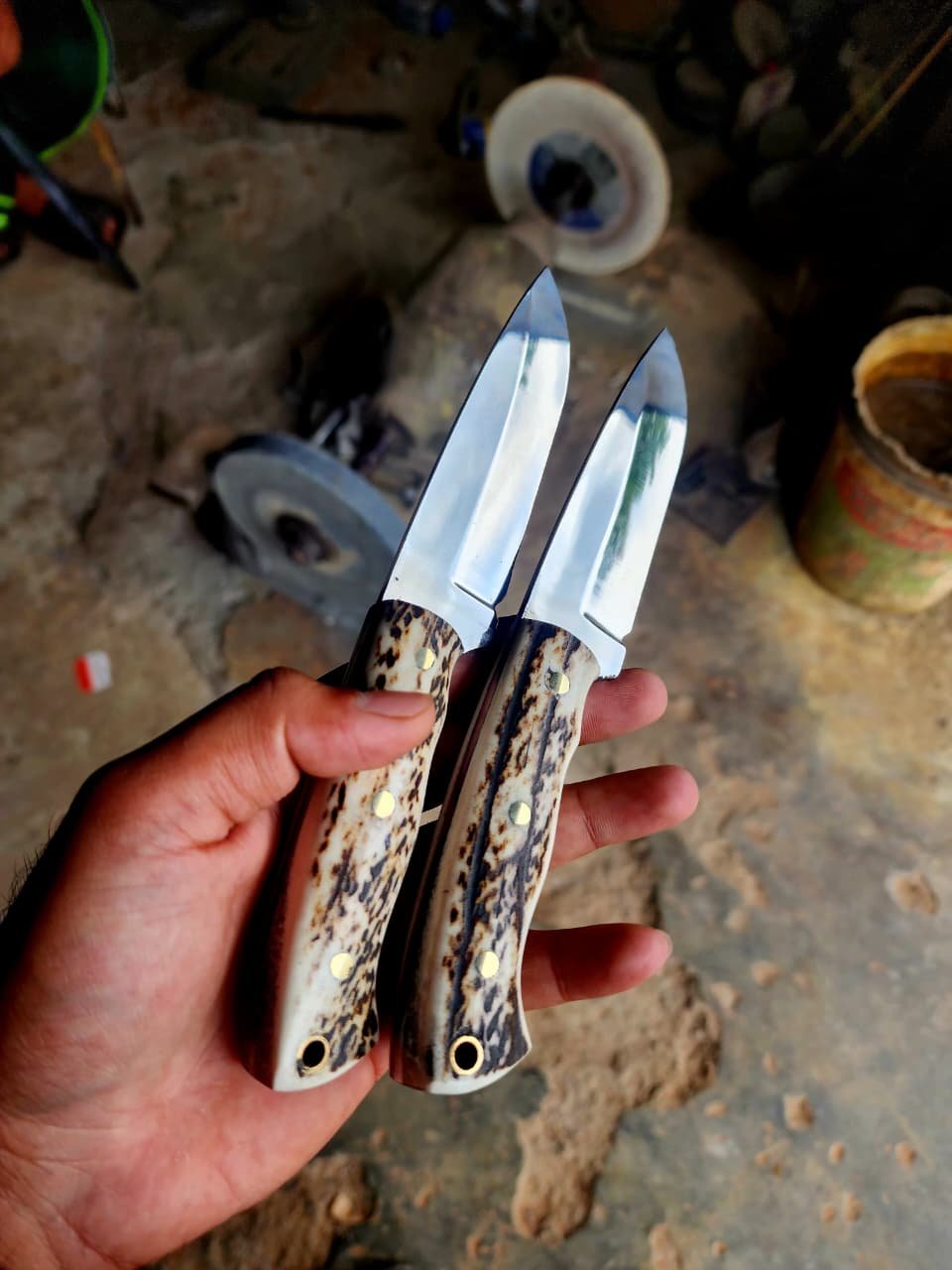 Handmade Full Tang D2 Steel Skinning Knife – Mirror Polish Blade with Natural Stag Antler Handle | UScustomForge